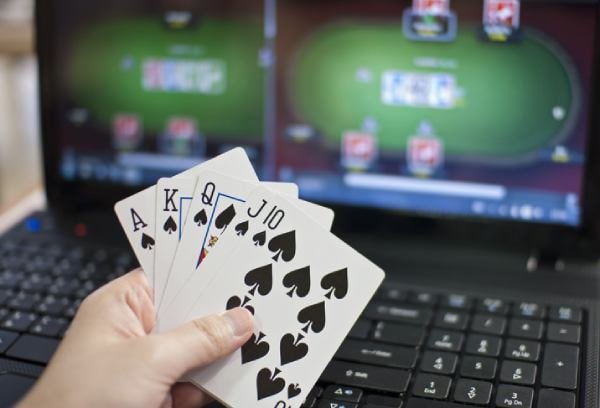 Meja kasino online dengan berbagai permainan kartu dan roda keberuntungan